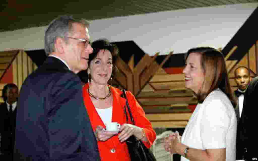 La representante de Cuba Josefina Vidal (d), hablando con la secretaria de Estado Adjunta de EE.UU. para América de Latina, Roberta Jacobson (c), y Jeffrey DeLaurentis, el jueves 22 de enero de 2015.