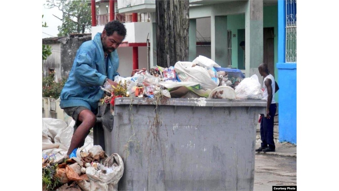 Pobreza rampante: un "buzo" registra la basura en busca de algo que vender (foto Iván Libre)