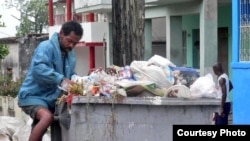 Pobreza rampante: un "buzo" registra la basura en busca de algo que vender (foto Iván Libre)