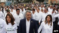 El presidente colombiano Iván Duque encabeza la marcha contra el terrorismo en Bogotá. 