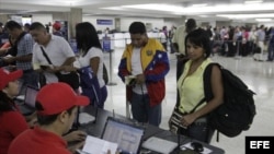 Viajeros venezolanos en el aeropuerto de Maiquetía.