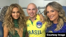 Pitbull junto a Jennifer López y Claudia Leitte 