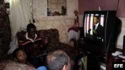 Una familia cubana ve la transmisión por TV del discurso del presidente de Estados Unidos, Barack Obama, durante un foro con empresarios estadounidenses y cuentapropistas y emprendedores (21 de marzo, 2016).