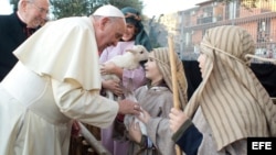 El Papa Francisco visita un Belén viviente