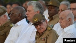 Raúl Castro, primer secretario del Partido comunista de Cuba y Miguel Díaz-Canel (2 izq.) en Santiago de Cuba celebran los 60 años de la llegada al poder de Fidel Castro. 