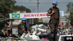 Soldados brasileños, miembros de las fuerzas de paz de la ONU, vigilan la entrada del estadio Silvio Cator de Puerto Príncipe. Archivo.