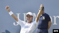  Kei Nishikori celebra tras su victoria sobre Novak Djokovic.