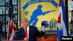 Donald Trump visitó el Museo de Bahía de Cochinos en Miami el 25 de octubre de 2016. REUTERS/Jonathan Ernst