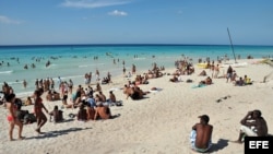 La playa es casi la única opción recreativa en el verano para los cubanos, pero la falta de transporte impide a muchos trasladarse hacia el litoral. 