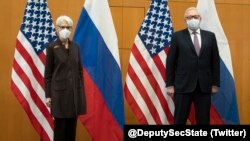 La subsecretaria de Estado de Estados Unidos, Wendy Sherman, y el viceministro de Relaciones Exteriores de Rusia, Sergei Ryabkov, asisten a conversaciones de seguridad en la Misión de Estados Unidos en Ginebra, Suiza, el 10 de enero de 2022.