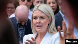 La secretaria de prensa de la Casa Blanca, Karoline Leavitt, habla con los periodistas en la Casa Blanca, en Washington.
