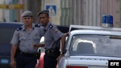 Fotografía de archivo de policías cubanos.