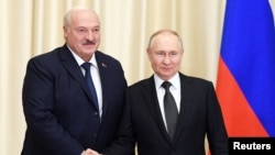 El gobernante Alexander Lukashenko de Bielorrusia y el gobernante ruso Vladimir Putin en las afueras de Moscú, el 17 de febrero de 2023. (Sputnik/Vladimir Astapkovich/Kremlin via REUTERS).