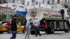 Un camión cisterna de la empresa estatal Cupet descarga combustible en una gasolinera de La Habana 