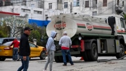 Un camión cisterna de la empresa estatal Cupet descarga combustible en una gasolinera de La Habana 