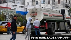 Un camión cisterna de la empresa estatal Cupet descarga combustible en una gasolinera de La Habana 