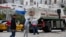 Un camión cisterna de la empresa estatal Cupet descarga combustible en una gasolinera de La Habana 