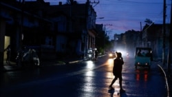 Una mujer cruza la calle durante un apagón, mientras La Habana sufre cortes de luz de 20 horas. (REUTERS/Norlys Pérez)