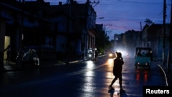 Una mujer cruza la calle durante un apagón, mientras La Habana sufre cortes de luz de 20 horas. (REUTERS/Norlys Pérez)