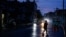 Una mujer cruza la calle durante un apagón, mientras La Habana sufre cortes de luz de 20 horas. (REUTERS/Norlys Pérez)