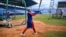 El jugador de béisbol cubano Yoelquis Guibert Steven (dcha.) participa en una sesión de entrenamiento en el Estadio Latinoamericano de La Habana el 29 de enero de 2026. YAMIL LAGE / AFP.