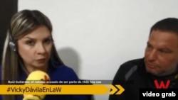 El presunto terrorista cubano Raúl Gutiérrez (d) es entrevistado por Vicky Dávila de W-Radio
