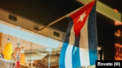 Una bandera cubana cuelga en una tienda de souvenirs. (Envato)