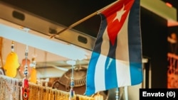 Una bandera cubana cuelga en una tienda de souvenirs.