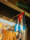 Una bandera cubana cuelga en una tienda de souvenirs.