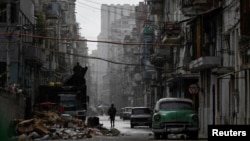 Piñón puso el foco en el sistema de generación eléctrica, compuesto por ocho termoeléctricas que operan con crudo nacional de baja calidad. 