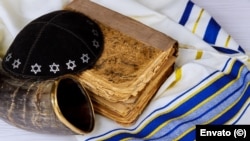 Manto de oración, talit y cuerno de shofar, símbolo religioso judío.