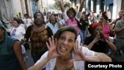En los actos de repudio, como este contra las Damas de Blanco, mientras más griten, mejor.