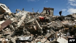Equipos de rescate y voluntarios buscan supervivientes entre los escombros de un edificio derrumbado, tres días después de un terremoto de magnitud 7,4 ocurrido en Pereira, Colombia, el 13 de agosto de 2026.