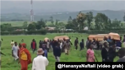 Entierro de familias víctimas del genocidio contra cristianos en Nigeria. (@HananyaNaftali/X)