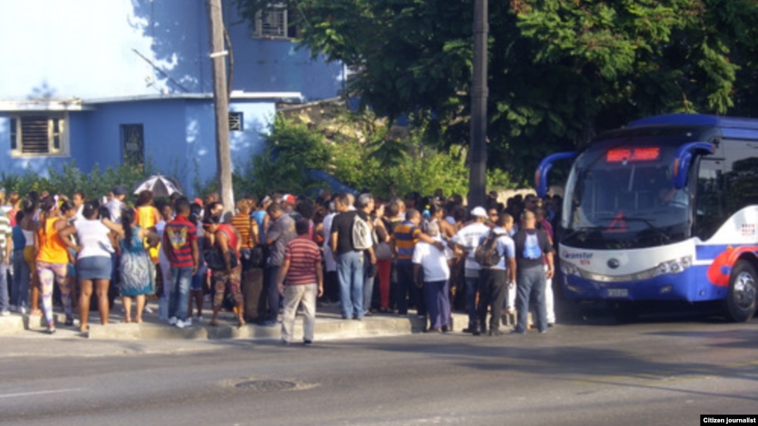 Reporta Cuba. Cola para abordar un ómnibus. Foto: Luis Lázaro Guanche.
