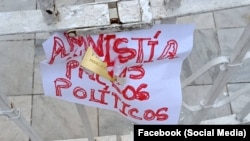 El cartel que portaba Alina Bárbara López Hernández durante su protesta de este 18 de marzo de 2026.