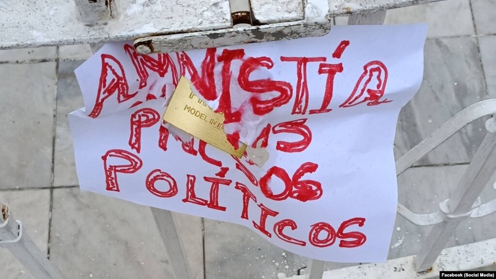 El cartel que portaba la intelectual cubana Alina Bárbara López Hernández durante su protesta del 18 de marzo de 2026.