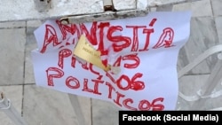 El cartel que portaba la intelectual cubana Alina Bárbara López Hernández durante su protesta del 18 de marzo de 2026.