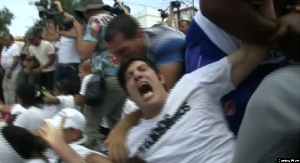 El fotógrafo Claudio Fuentes es arrestado por la policía el 20 de marzo de 2016 en La Habana.