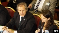 El canciller uruguayo Luis Almagro (i) en una reunión de cancilleres de los países miembros del Mercosur. Foto de archivo