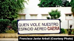 Cartel gubernamental en Santiago de Cuba tras el derribo de las avionetas.