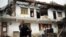 Residente china y su vivienda dañada por el terremoto