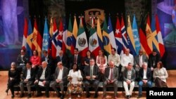 Miembros del gobierno de Colombia y del grupo rebelde Ejército de Liberación Nacional (ELN) asisten al cierre de la segunda ronda de diálogos de paz, en la Ciudad de México, México, el 10 de marzo de 2023. REUTERS/Henry Romero.