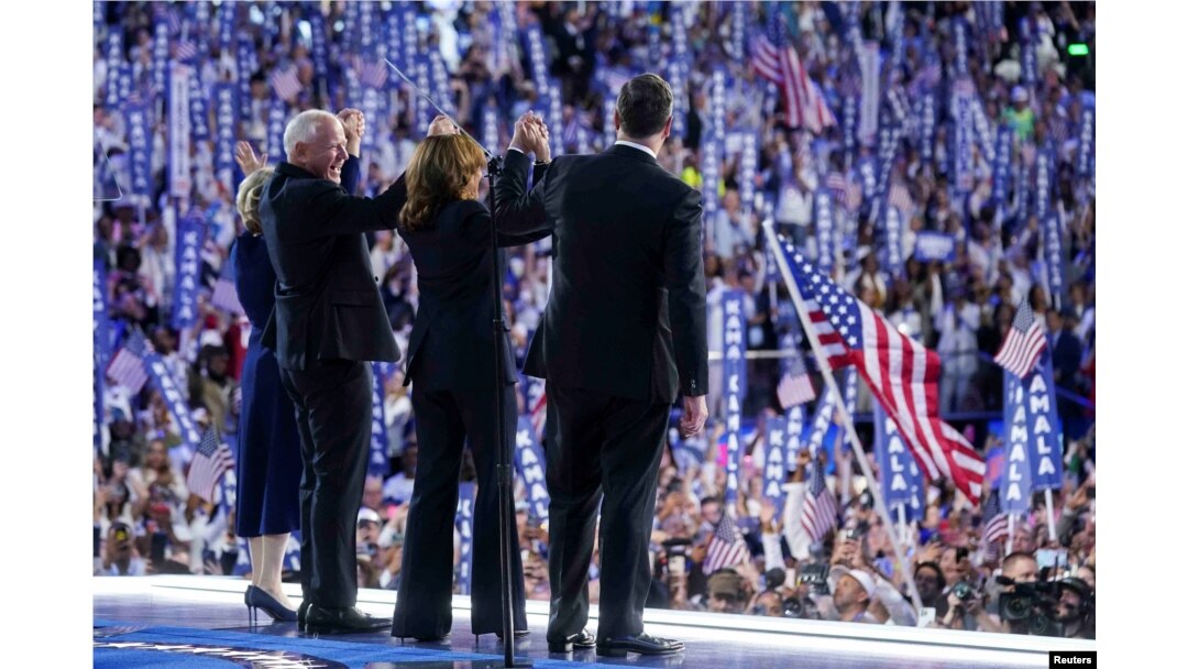 La candidata presidencial demócrata y vicepresidenta de Estados Unidos, Kamala Harris, junto a su esposo Doug Emhoff, el candidato demócrata a la vicepresidencia de Estados Unidos, el gobernador de Minnesota, Tim Walz, y su esposa.