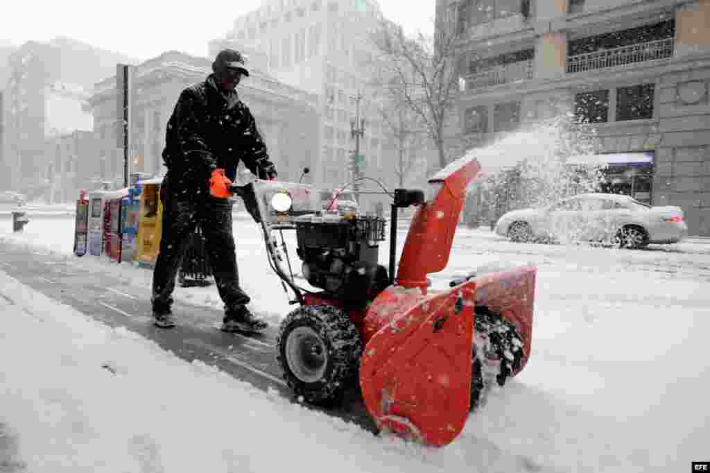 Tormenta de nieve deja sin electricida a mas de 400 mil