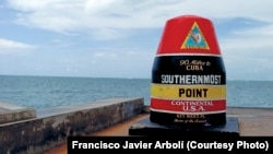 Boya en Cayo Hueso, Florida, que marca la distancia de 90 millas (145 kms) a Cuba.