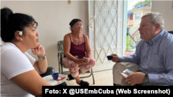 Mike Hammer visitó a la madre de un cubano emigrado a Estados Unidos que se enlistó en el Cuerpo de Marines.