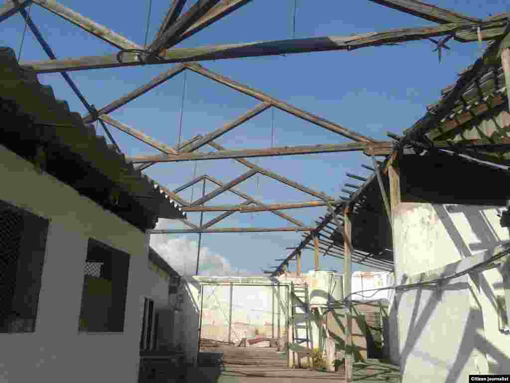 Coronel venezolano Wilfre Morales, sostiene boya de cable ALBA1