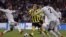 El defensa del Real Madrid, Sergio Ramos (i), lucha el balón con Marco Reus (c), del Borussia Dortmund, durante el partido correspondiente a la vuelta de las semifinales de la Liga de Campeones disputado, esta noche, en el Santiago Bernabeu