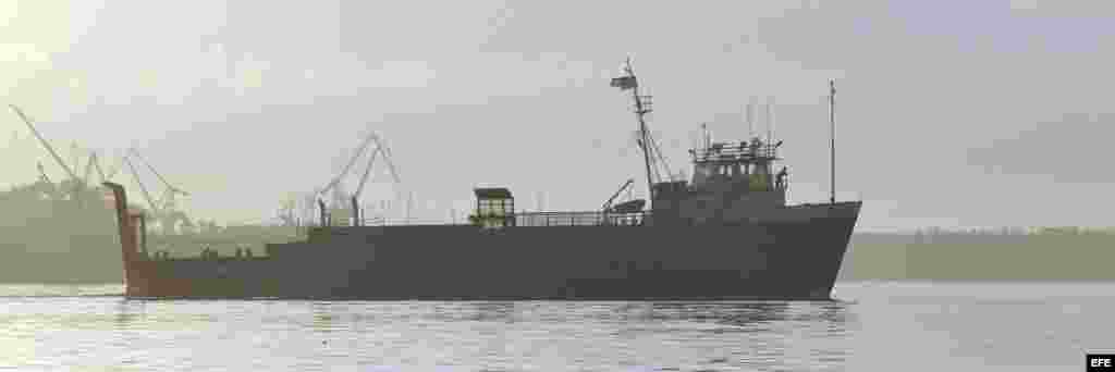 Vista del barco estadounidense "Ana Cecilia" en su llegada a La Habana con carga humanitaria. 